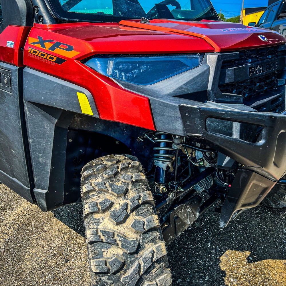 Vue avant des protections de garde-boue intérieures installées sur un Polaris Ranger 1000.