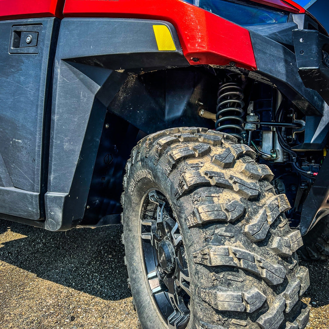 Protections de garde-boue intérieures Itek installées sur un Polaris Ranger 1000.