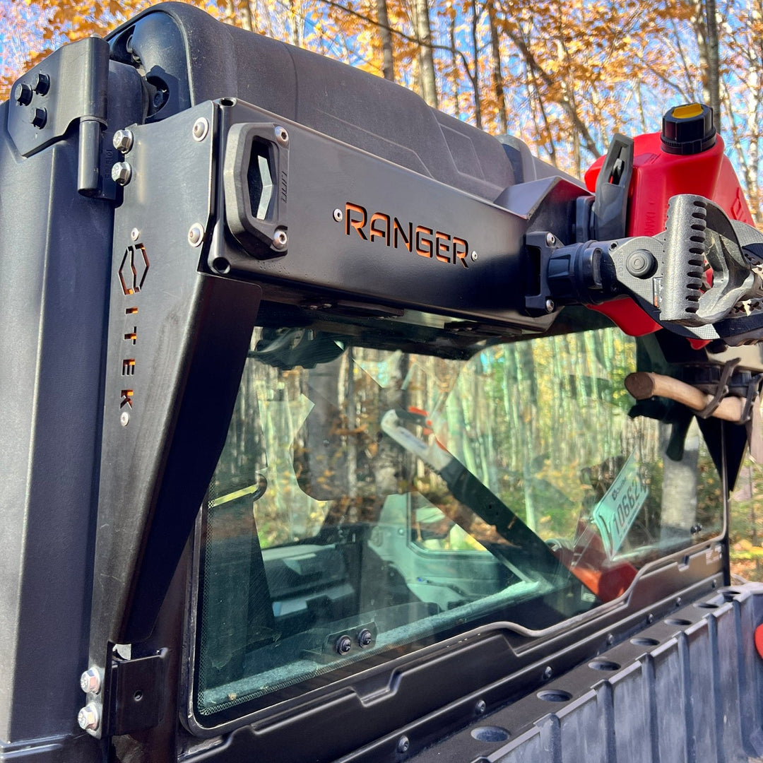 Vue latérale de l’adaptateur LinQ de cabine installé sur un Polaris Ranger 1000.