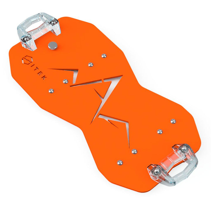 Adaptateur Milwaukee Packout vers LinQ simple permettant l’installation d’un accessoire Ski-Doo LinQ 16 pouces sur une boîte Packout orange