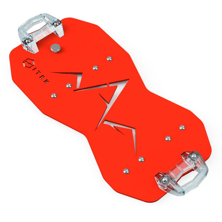 Adaptateur Milwaukee Packout vers LinQ simple permettant l’installation d’un accessoire Ski-Doo LinQ 16 pouces sur une boîte Packout rouge